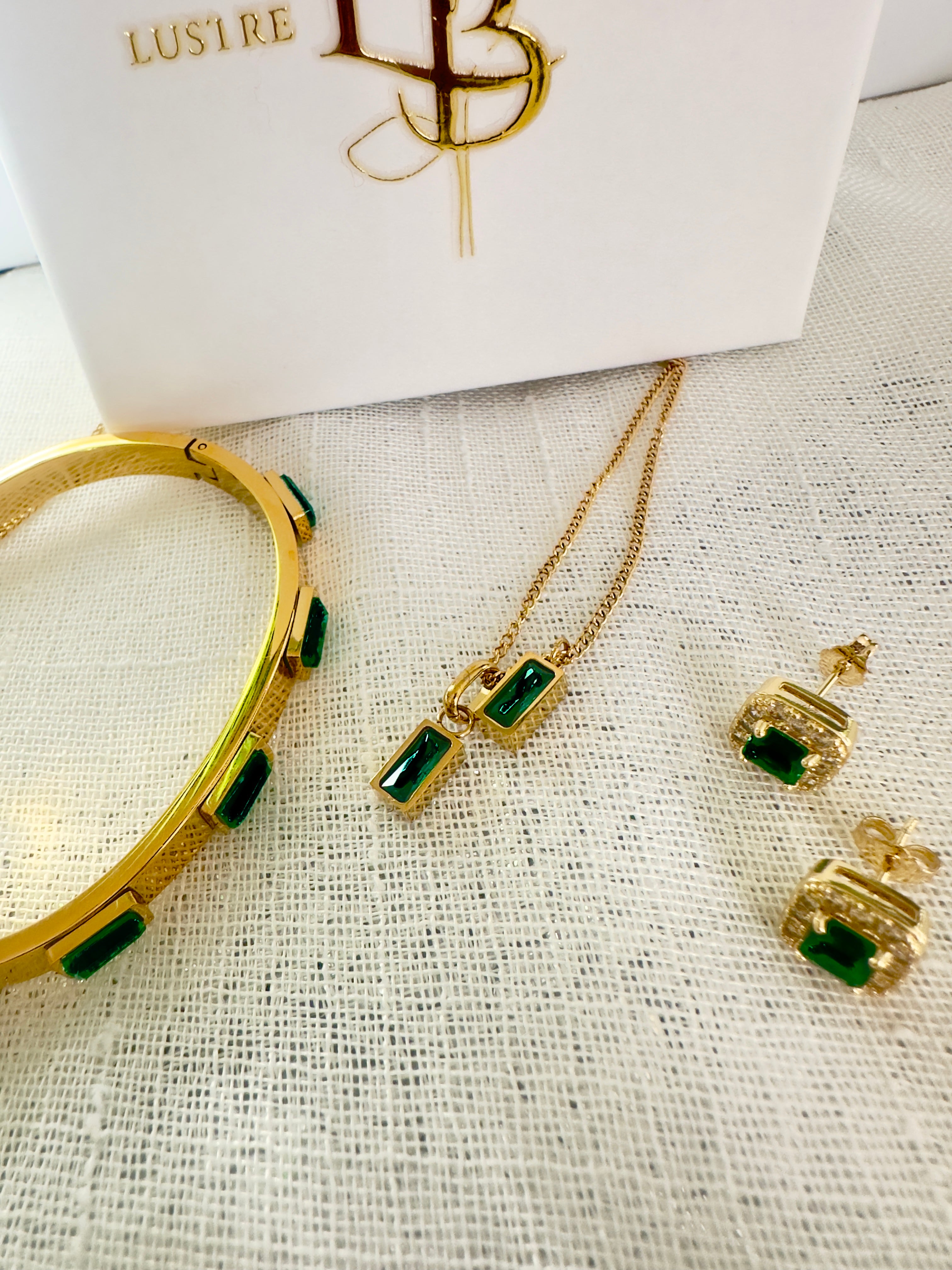 Emerald Luxe Trio Set – Bracelet, Earrings & Necklace
