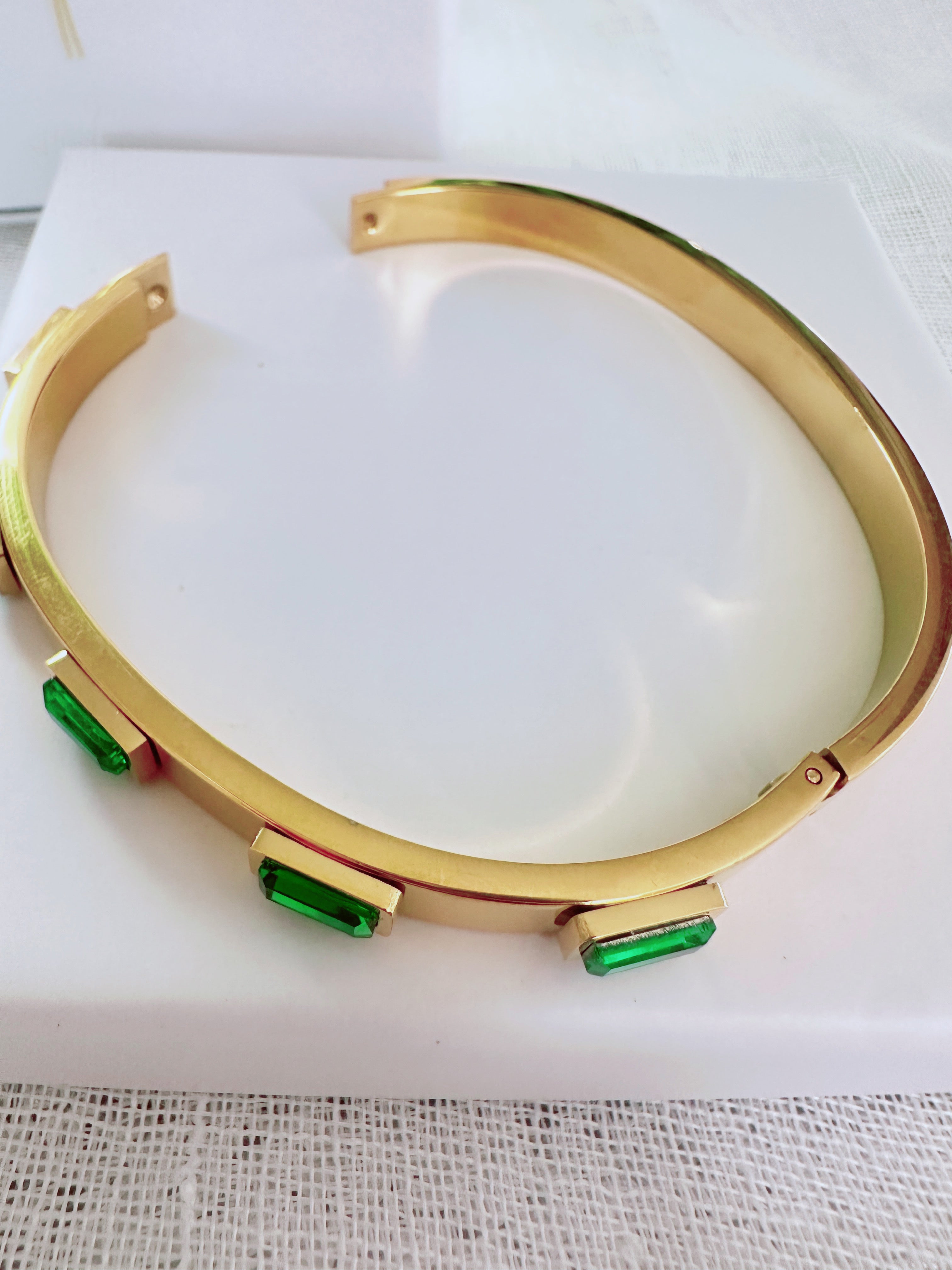 Emerald Luxe Trio Set – Bracelet, Earrings & Necklace