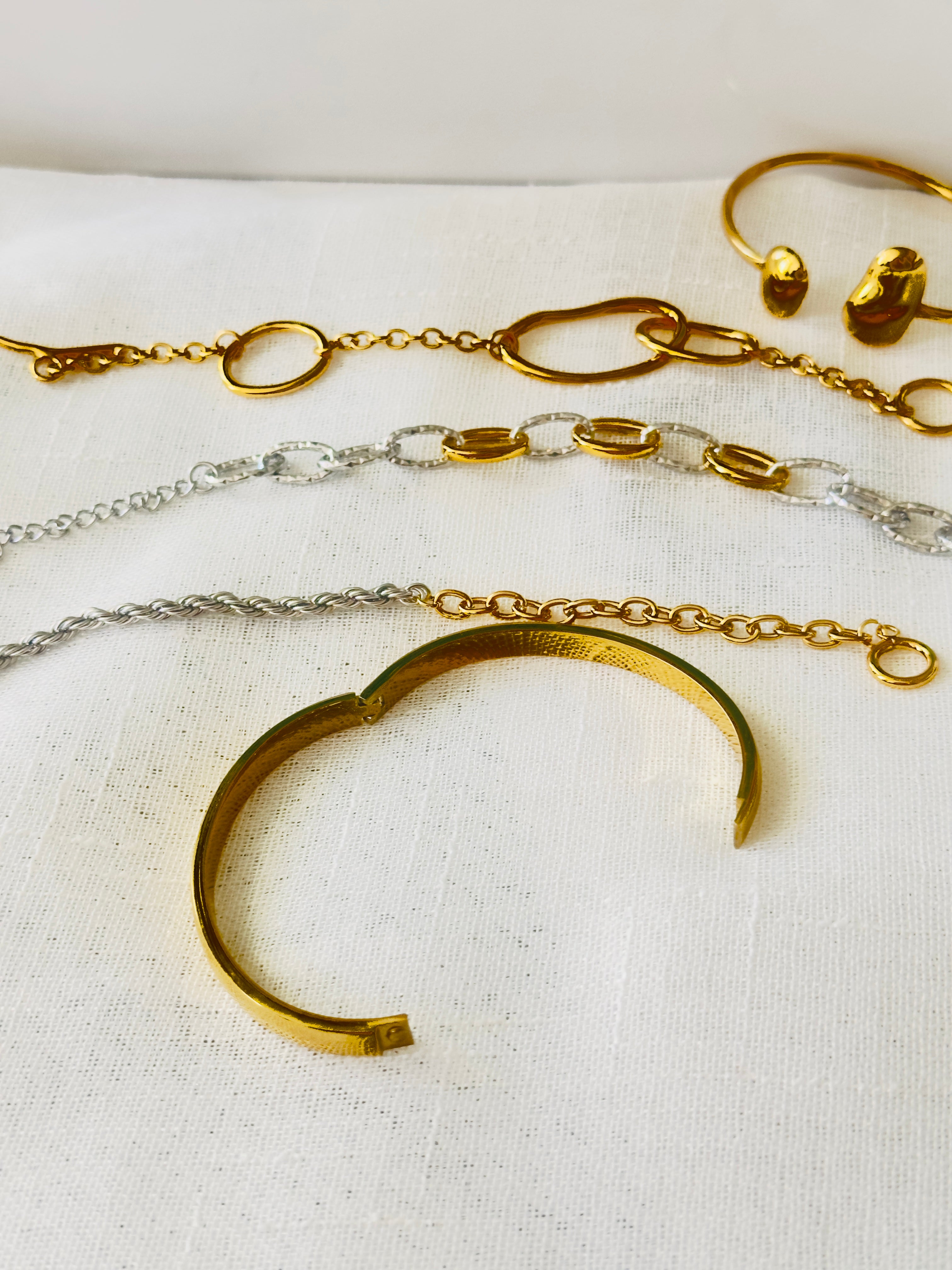 Luxe 5-Piece Bracelet Gift Box – Premium Mixed Set with 2 Silver Bracelet