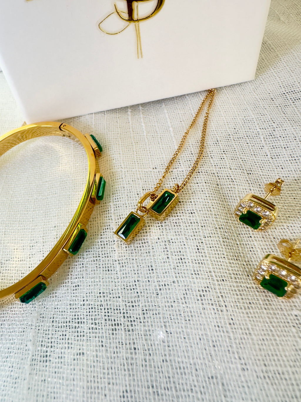 Emerald Luxe Trio Set – Bracelet, Earrings & Necklace