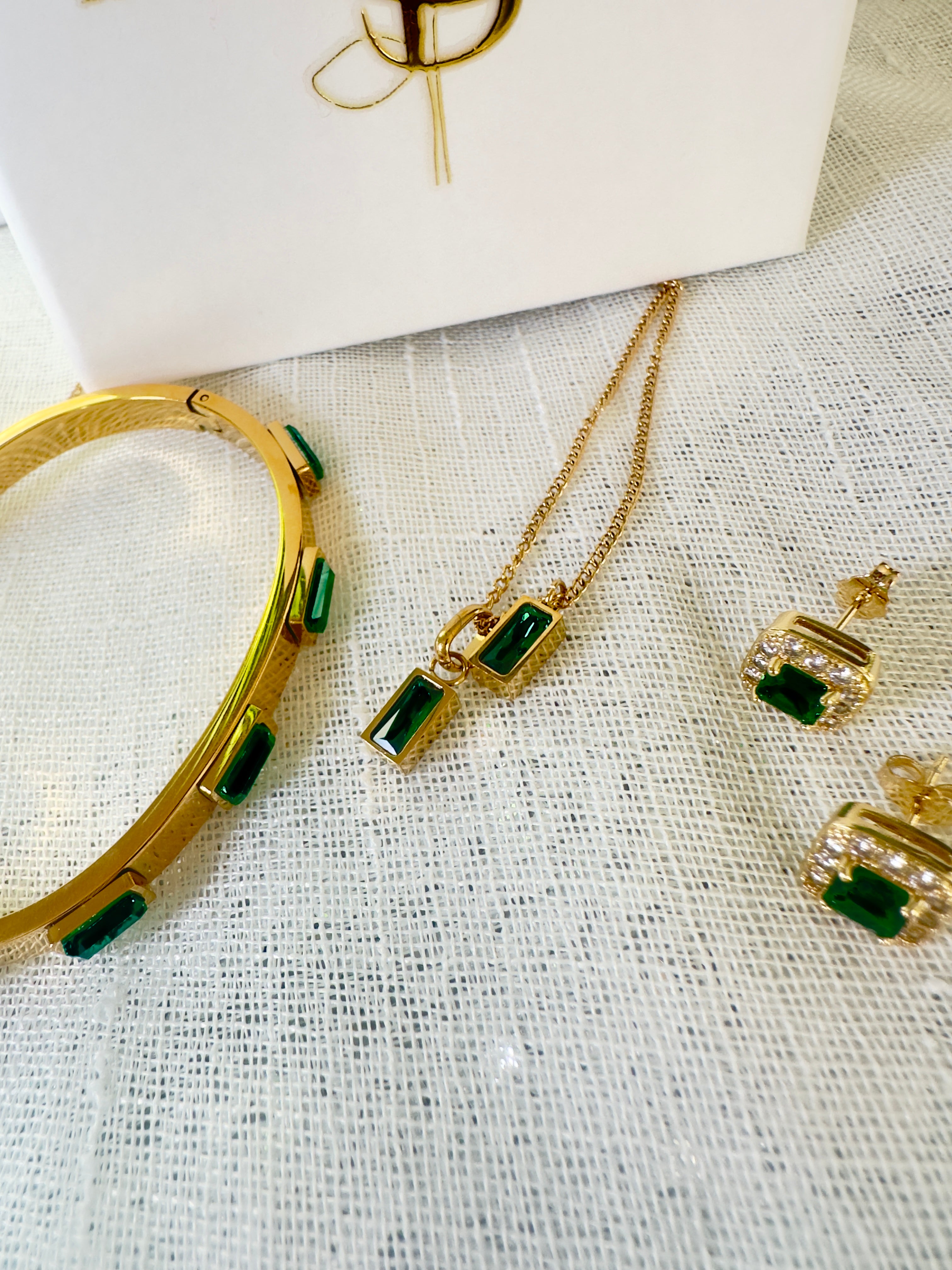 Emerald Luxe Trio Set – Bracelet, Earrings & Necklace